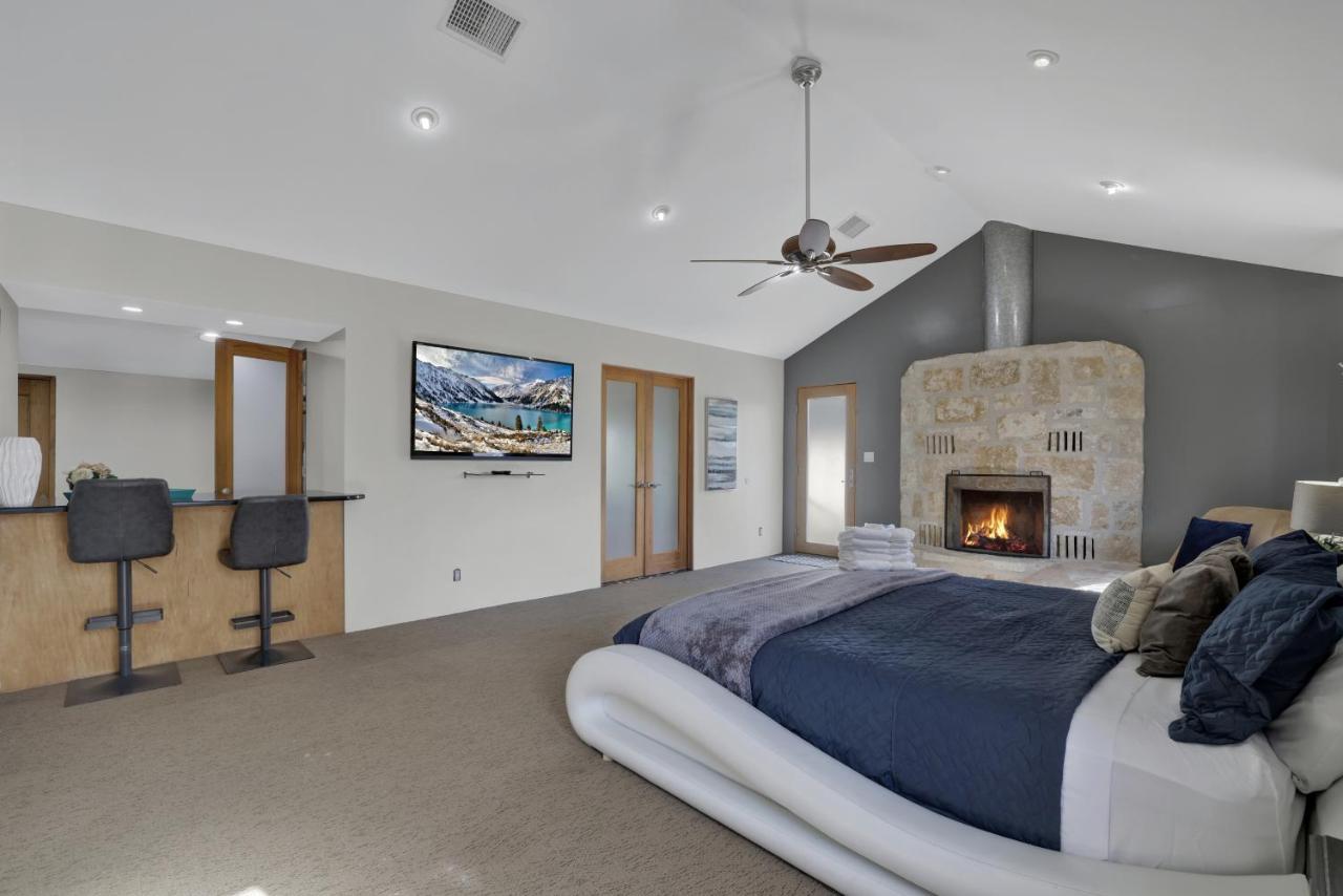 406 Lodge-A: Hot-Tub & 2 Blks To Main St フレデリックスバーグ エクステリア 写真